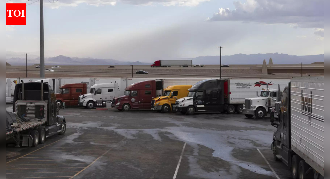 कैलिफोर्निया ने 17,000 आप्रवासी वाणिज्यिक ड्राइवरों के लाइसेंस रद्द करने में देरी की; ट्रंप प्रशासन ने ‘अमेरिकियों को ख़तरे में’ डालने वाले राज्य को दी चेतावनी