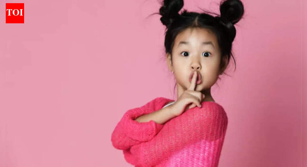 माता-पिता को अपने छोटे बच्चों के सामने कपड़े बदलने से बचना चाहिए; पेरेंटिंग कोच ने बताया क्यों |