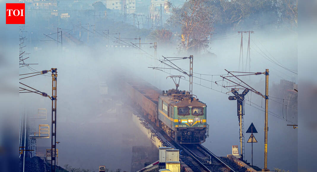 कोहरे और खराब दृश्यता के कारण कई प्रमुख ट्रेनों में देरी | पटना समाचार