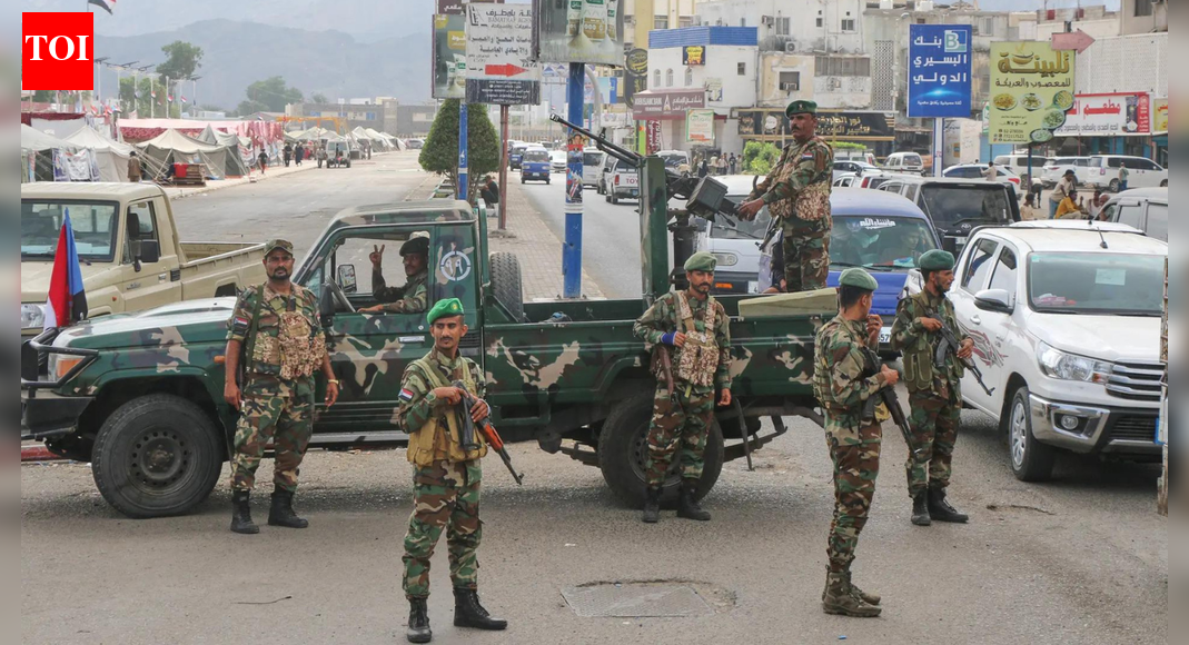 यमन संघर्ष: सऊदी के नेतृत्व वाले हवाई हमलों ने यूएई समर्थित अलगाववादी शिविरों पर हमला किया; कम से कम सात मरे