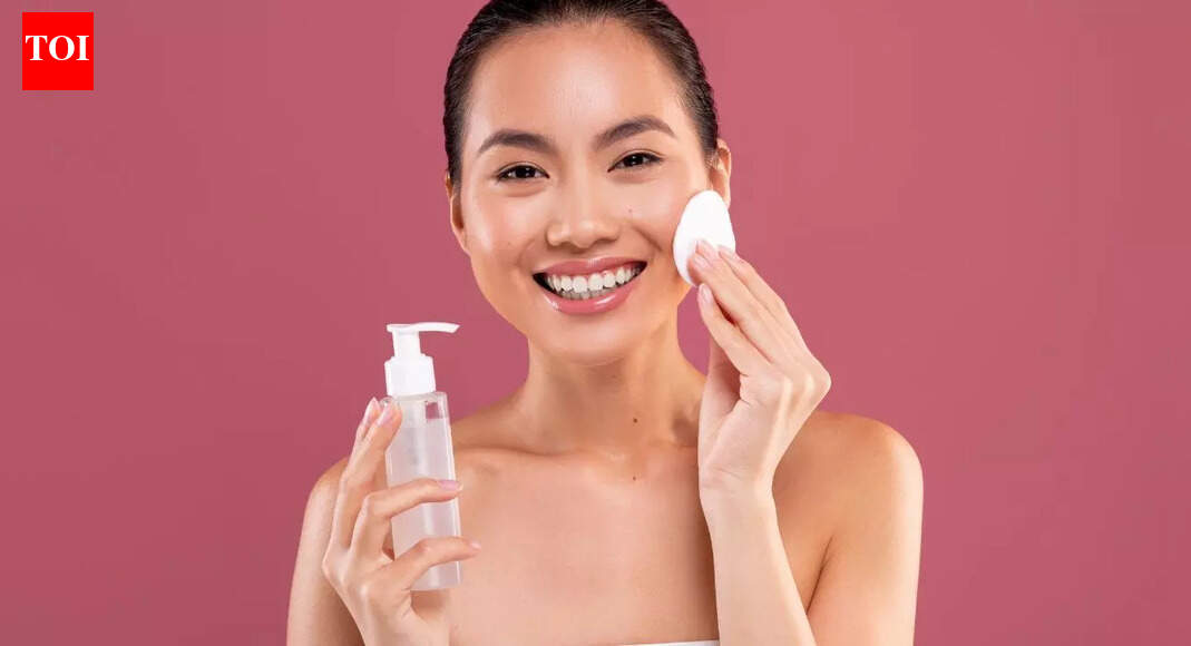 आपकी त्वचा पर दबाव डाले बिना मेकअप को सही ढंग से हटाने के 5 सरल तरीके |