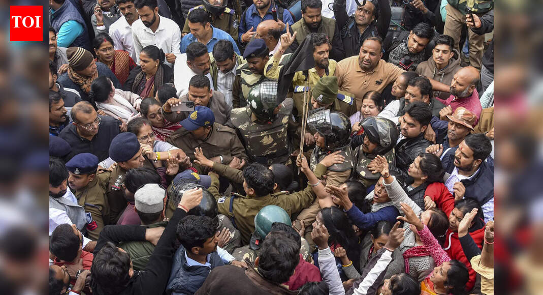 इंदौर हादसे पर बीजेपी और कांग्रेस में भिड़ंत, विपक्षी नेता गिरफ्तार | भारत समाचार