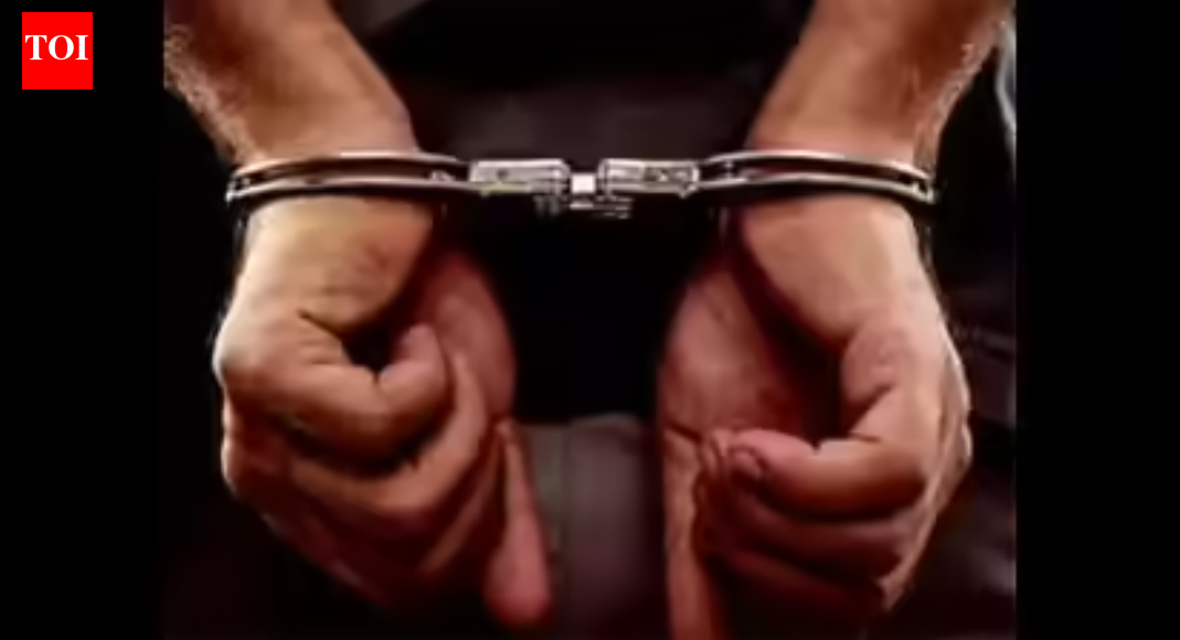 चपातियों पर थूक लगाने के आरोप में रसोइया गिरफ्तार | भारत समाचार