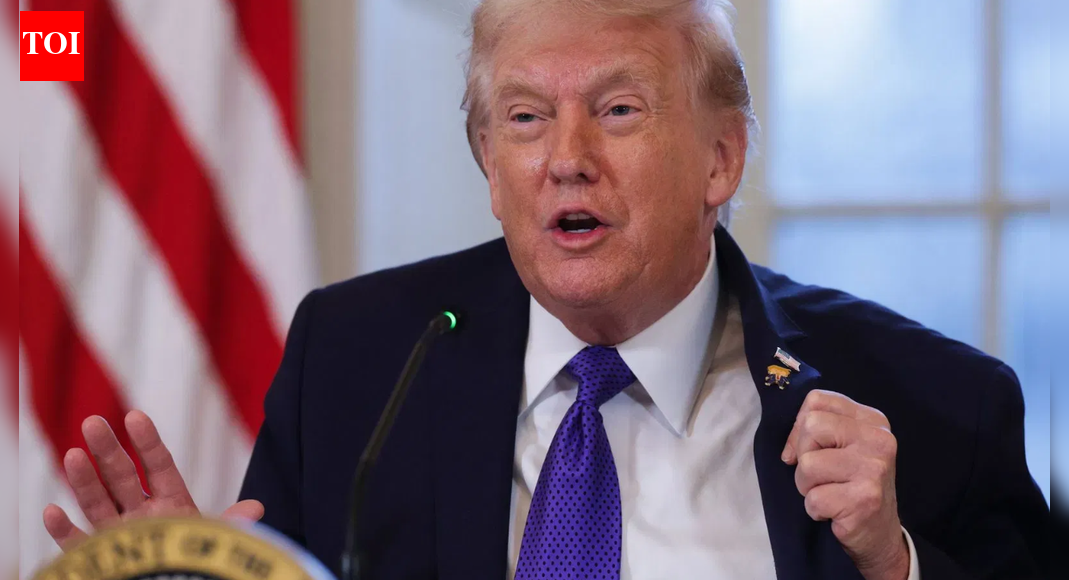 ‘मैं कभी संतुष्ट नहीं होता’: डोनाल्ड ट्रंप ने दिखाया अपना ‘हैप्पी ट्रंप’ लैपल पिन; विडम्बना को उजागर करता है