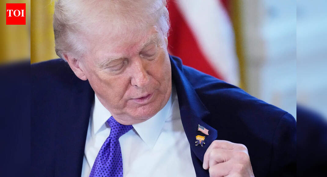 ‘हैप्पी ट्रम्प’: वेनेजुएला के तेल पर बैठक में ट्रम्प ने अपना खुद का लैपेल पिन पहना | विश्व समाचार