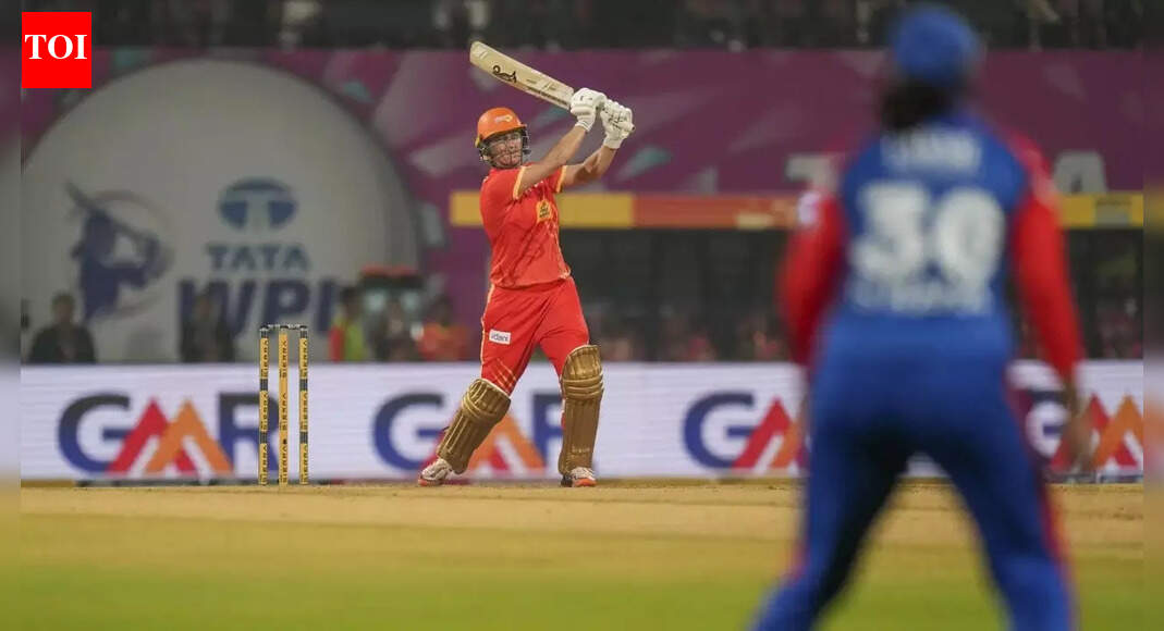 4,4,6,6,6,6: डीवाई पाटिल में दैवीय हस्तक्षेप; सोफी कार्नेज ने WPL को रोशन किया – देखें | क्रिकेट समाचार