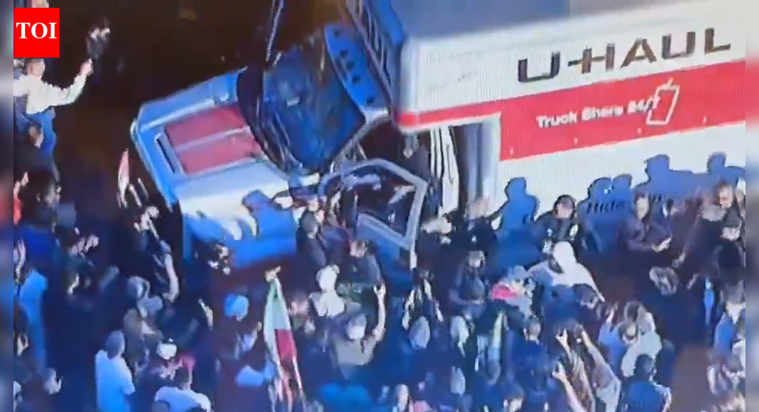 ट्रक के भीड़ में घुसने के बाद लॉस एंजिल्स में ईरान विरोधी प्रदर्शन अराजक हो गया: अब तक हम क्या जानते हैं