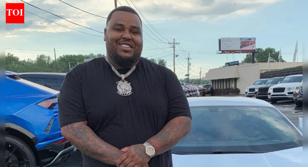 वायरल क्लिप में यूट्यूबर ओमी को संघीय सजा के बाद जेल से निकलते हुए हेलकैट में दिखाया गया है