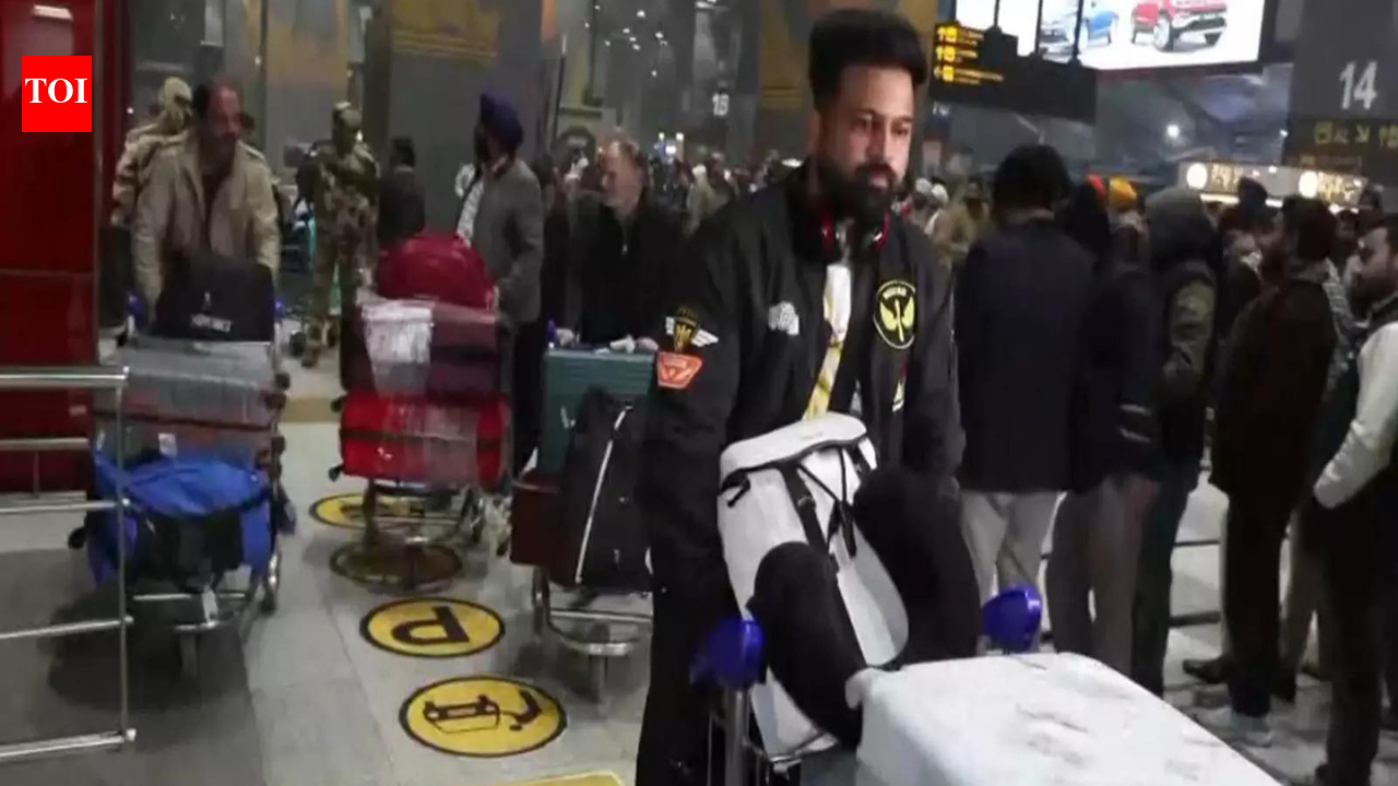 ‘ख़राब हालात’: घातक विरोध के बीच कई भारतीय ईरान से लौटे; दिल्ली में परिवारों से मिलें | भारत समाचार