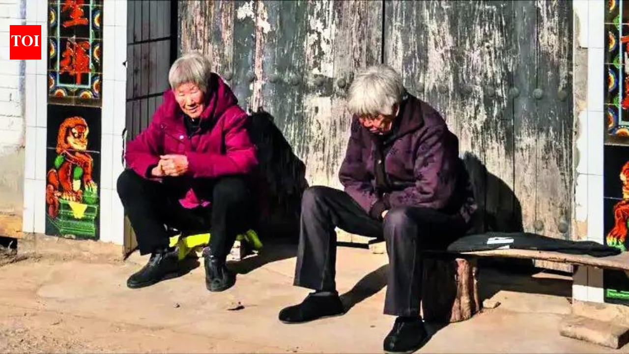 बीजिंग ने नीले आसमान के लिए अपना युद्ध जीत लिया, लेकिन आसपास के ग्रामीणों को इसकी कीमत चुकानी पड़ रही है