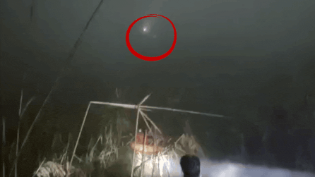 नोएडा: दिल दहला देने वाले नए वीडियो में दिखाया गया है कि बचावकर्मी लगभग तकनीशियन तक पहुंच रहे हैं लेकिन उसे बचाने में असमर्थ हैं | नोएडा समाचार