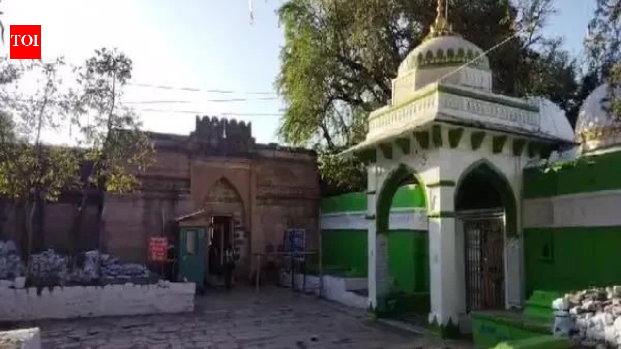 MP: SC ने बसंत पंचमी पर हिंदुओं और मुस्लिमों को भोजशाला में पूजा करने की इजाजत दी: क्या था विवाद? | भारत समाचार