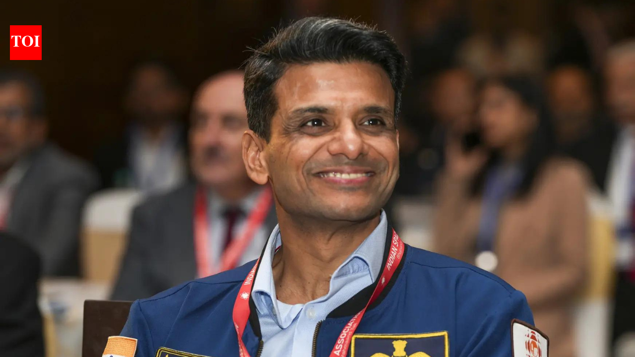 गणतंत्र दिवस 2026: ग्रुप कैप्टन शुभांशु शुक्ला को मिला अशोक चक्र; अन्य 70 सम्मानित | भारत समाचार