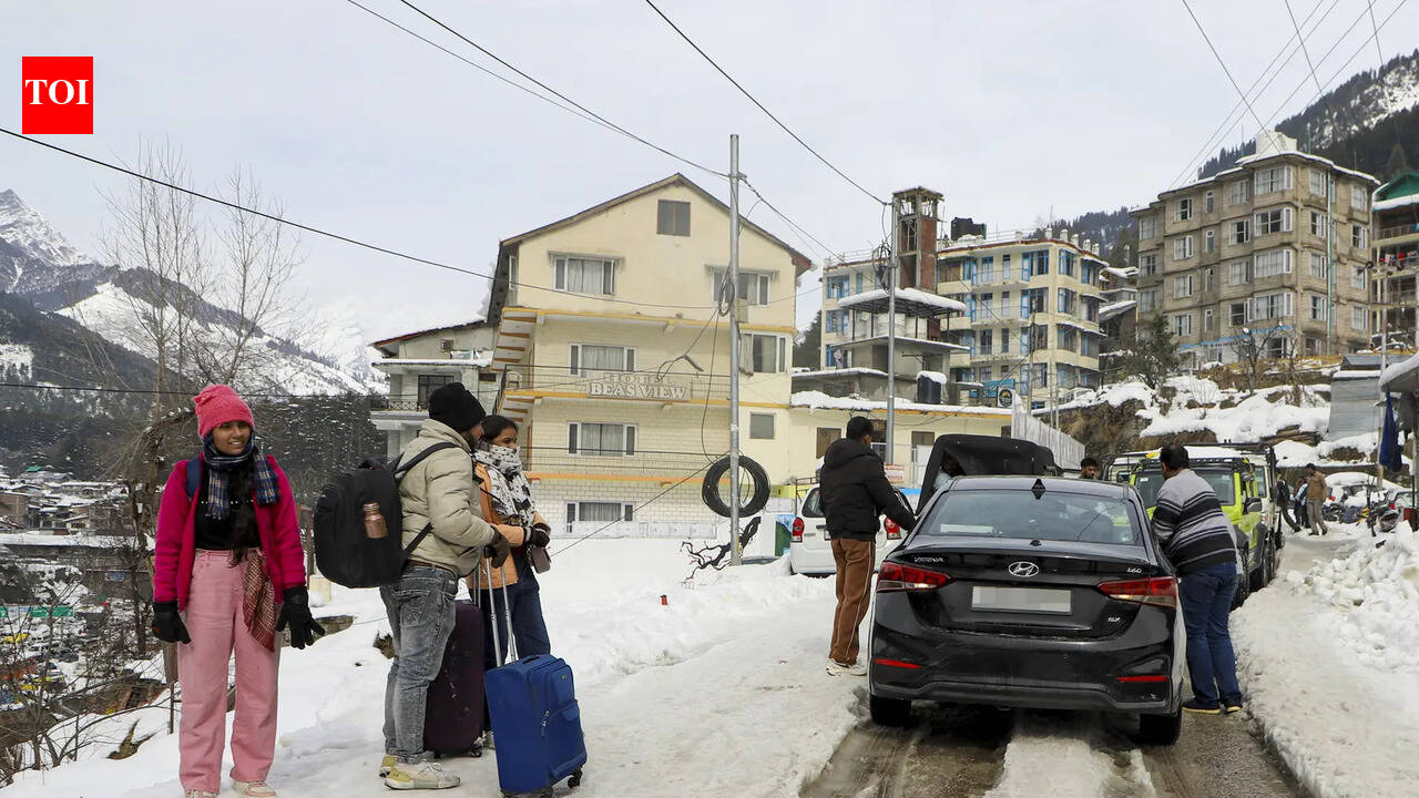 हिमाचल अधिक बर्फबारी के लिए तैयार: आईएमडी ने ताजा बर्फबारी की चेतावनी दी; 800 से अधिक सड़कें अवरुद्ध | भारत समाचार