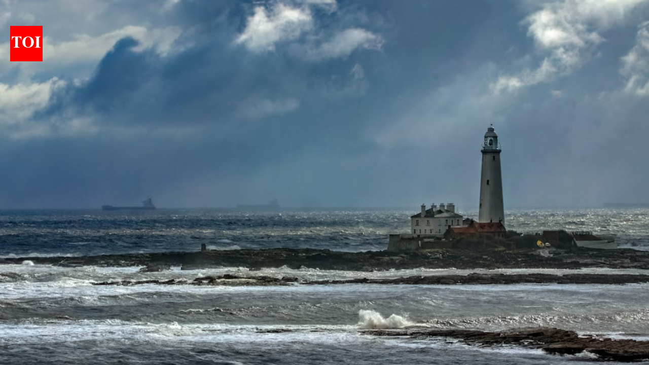 यूके के परिवारों से तूफान चंद्रा से बिजली कटौती के जोखिम से पहले तीन आवश्यक वस्तुओं का स्टॉक करने का आग्रह किया गया विश्व समाचार