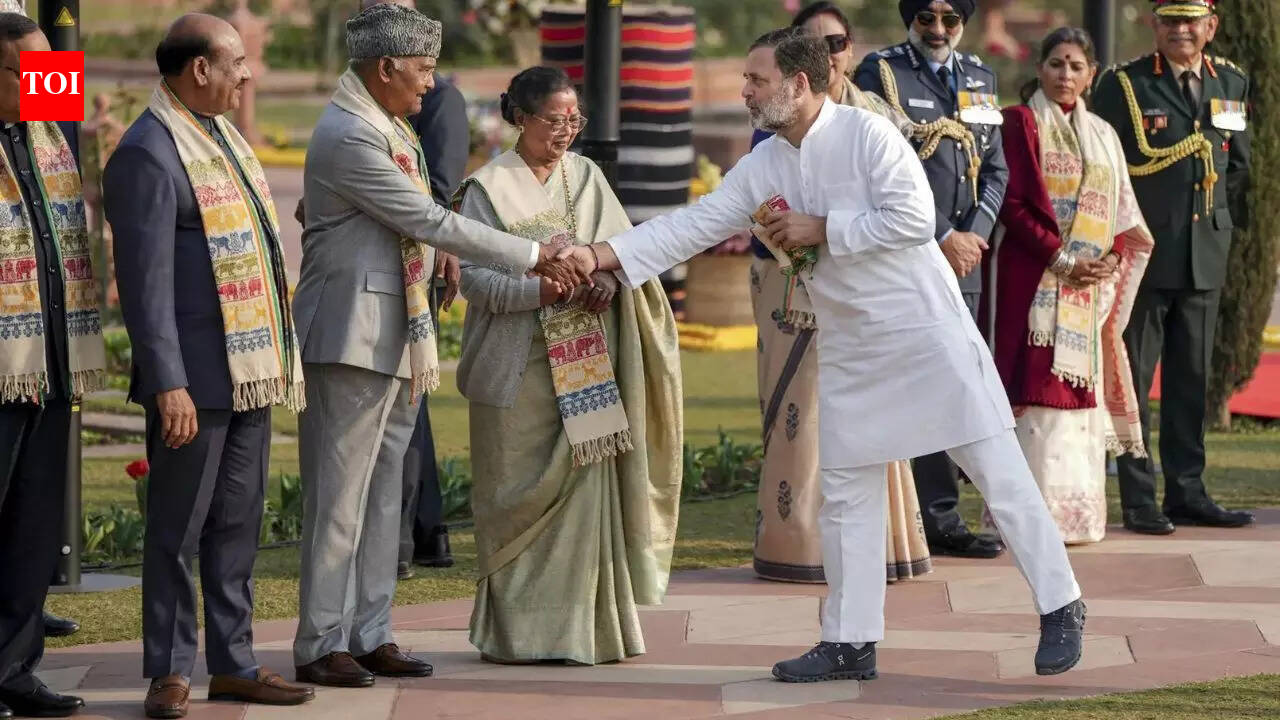 भाजपा बनाम कांग्रेस: ​​राहुल गांधी ने राष्ट्रपति के ‘घर’ स्वागत समारोह में विवाद को हवा दी; ‘गमोसा’ विवाद की व्याख्या | भारत समाचार