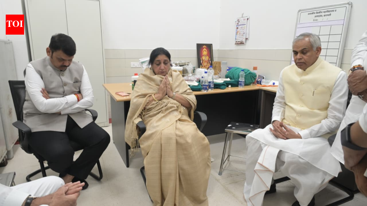 अजित पवार का निधन: बारामती स्थित पवार के आवास पर पहुंचे फड़णवीस-शिंदे; सांत्वना पत्नी | भारत समाचार