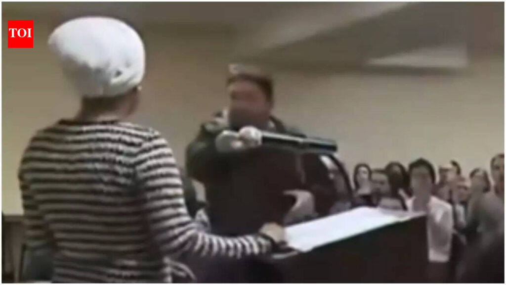 इल्हान उमर की अराजक टाउन हॉल बैठक के दौरान उन पर क्या छिड़का गया था?