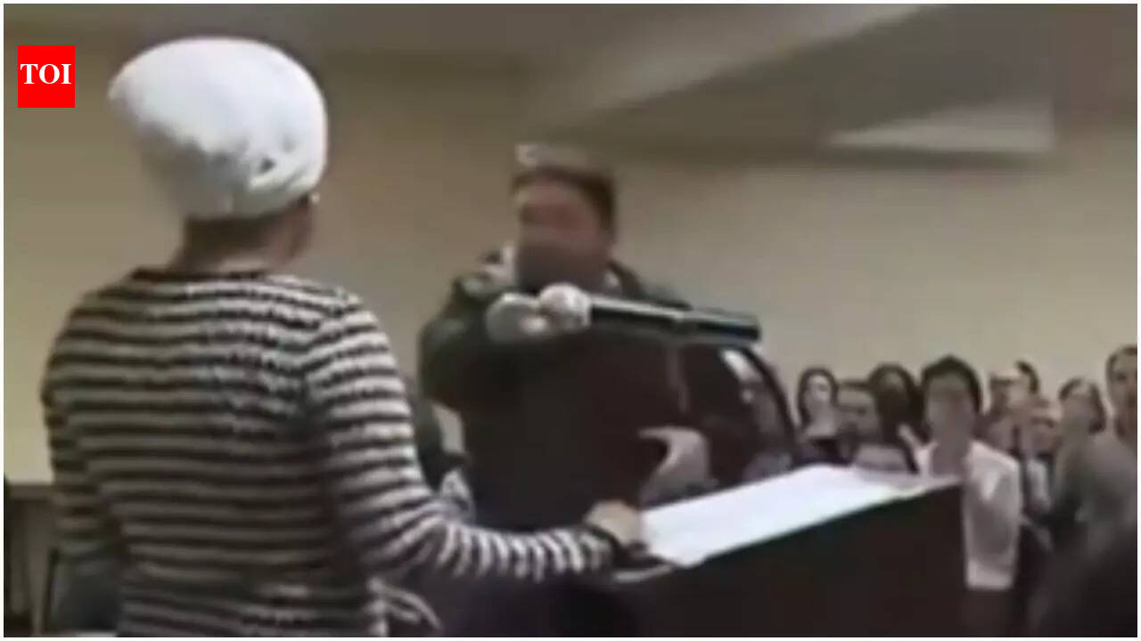 इल्हान उमर की अराजक टाउन हॉल बैठक के दौरान उन पर क्या छिड़का गया था?