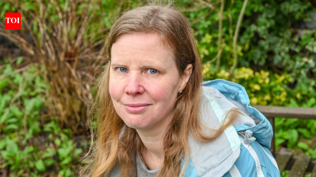 ‘हॉलीवुड स्टार्स’ को £250,000 का दान देने के बाद ब्रिटेन की दो बच्चों की मां ने अपनी बचत बर्बाद कर दी और बेघर हो गईं |