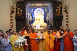 पर्यटक और भिक्षु बुद्ध के अवशेषों के जुलूस में भाग लेते हैं | पटना समाचार