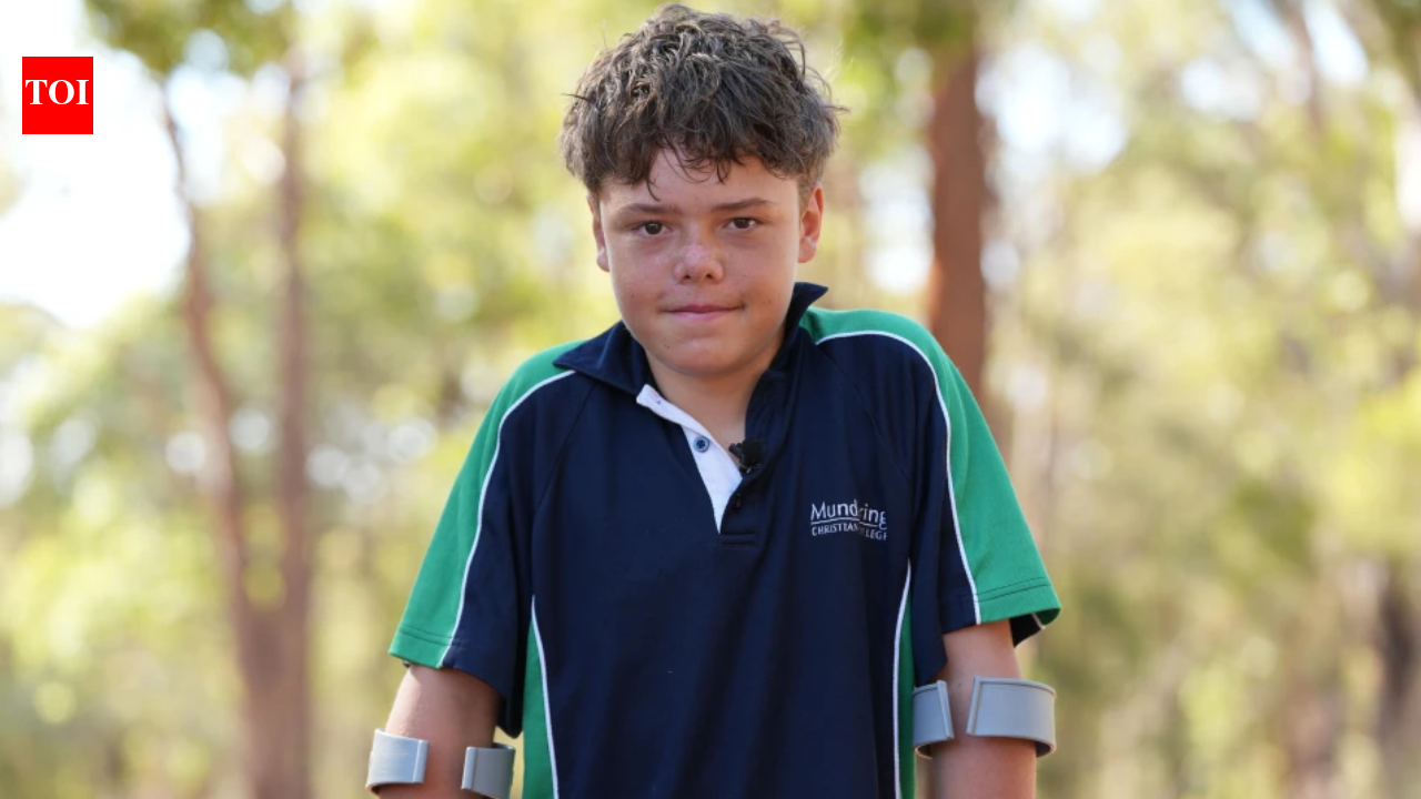 ‘समुद्र तट पर कई विदेशी’: ऑस्ट्रेलियाई किशोर जिसका परिवार समुद्र में बह गया था, जमीन पर मदद पाने के लिए संघर्ष कर रहा था