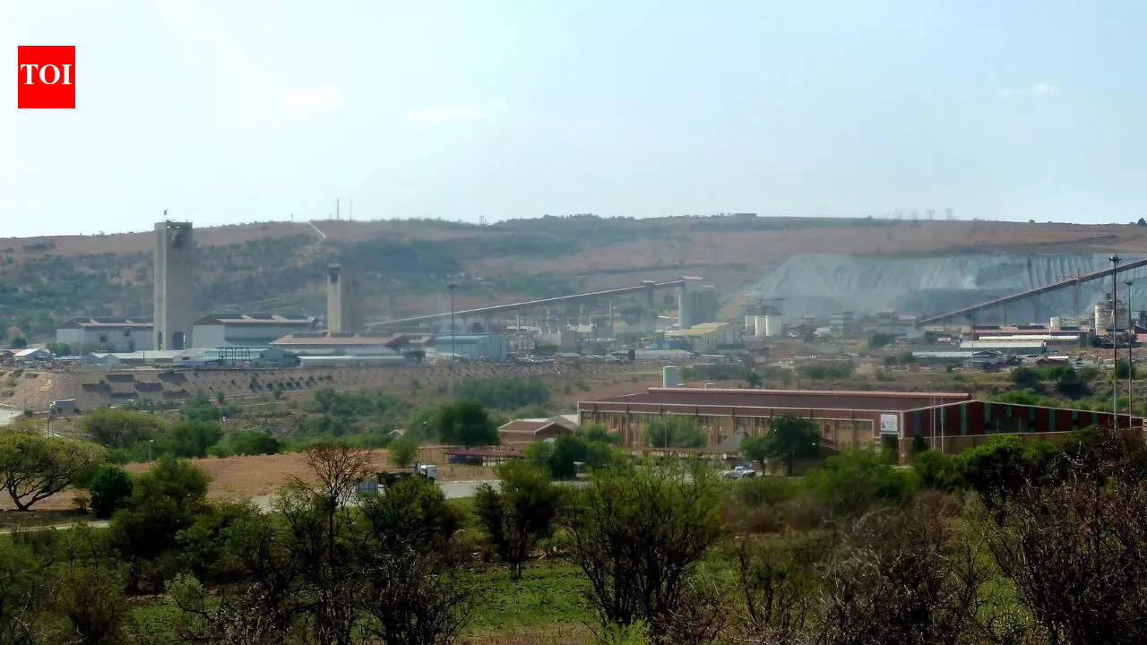 यह दुनिया की सबसे गहरी सोने की खदान है जहां मजदूर अपनी नौकरी तक पहुंचने के लिए 4 किलोमीटर भूमिगत यात्रा करते हैं विश्व समाचार