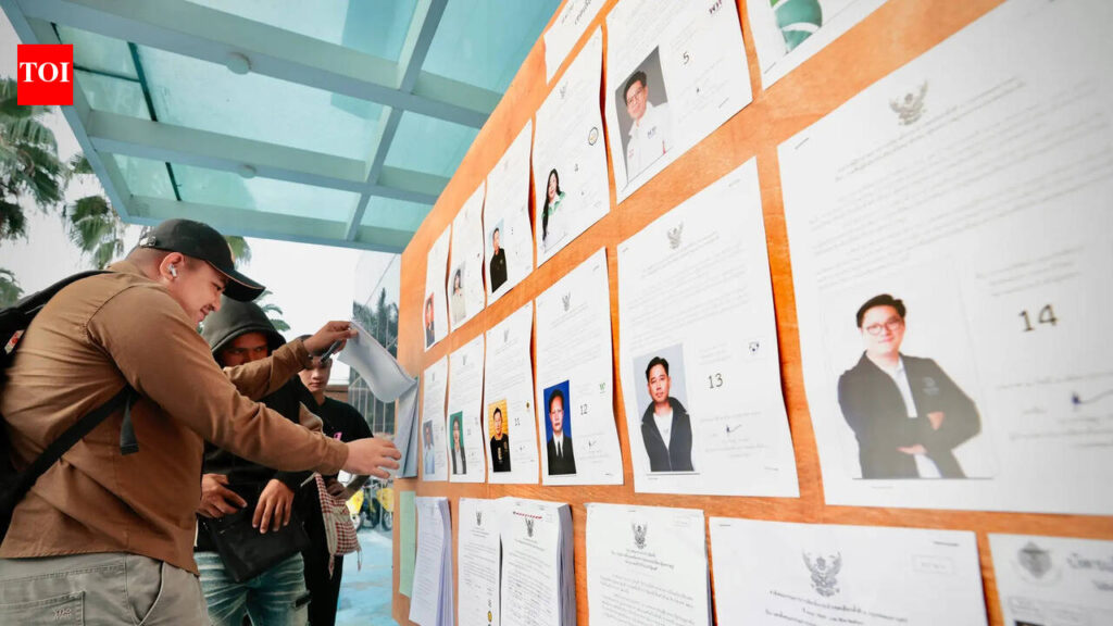 थाईलैंड में शुरुआती चुनावों के लिए मतदान हो रहा है, जहां तीन मुख्य पार्टियां सत्ता के लिए प्रतिस्पर्धा कर रही हैं