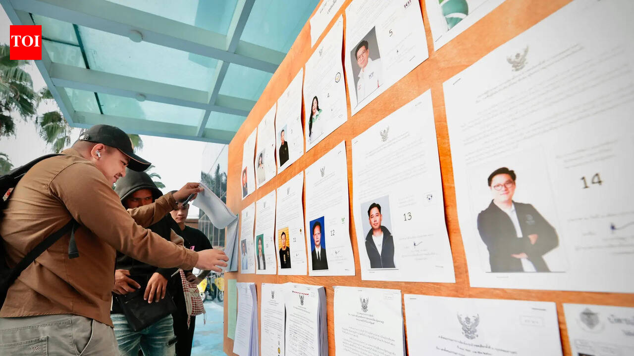 थाईलैंड में शुरुआती चुनावों के लिए मतदान हो रहा है, जहां तीन मुख्य पार्टियां सत्ता के लिए प्रतिस्पर्धा कर रही हैं