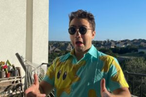 मिज़किफ़ जेसनथेवीन और सकुरा के अलगाव की आलोचना करते हुए माया हिगा के ब्रेकअप पर विचार करता है