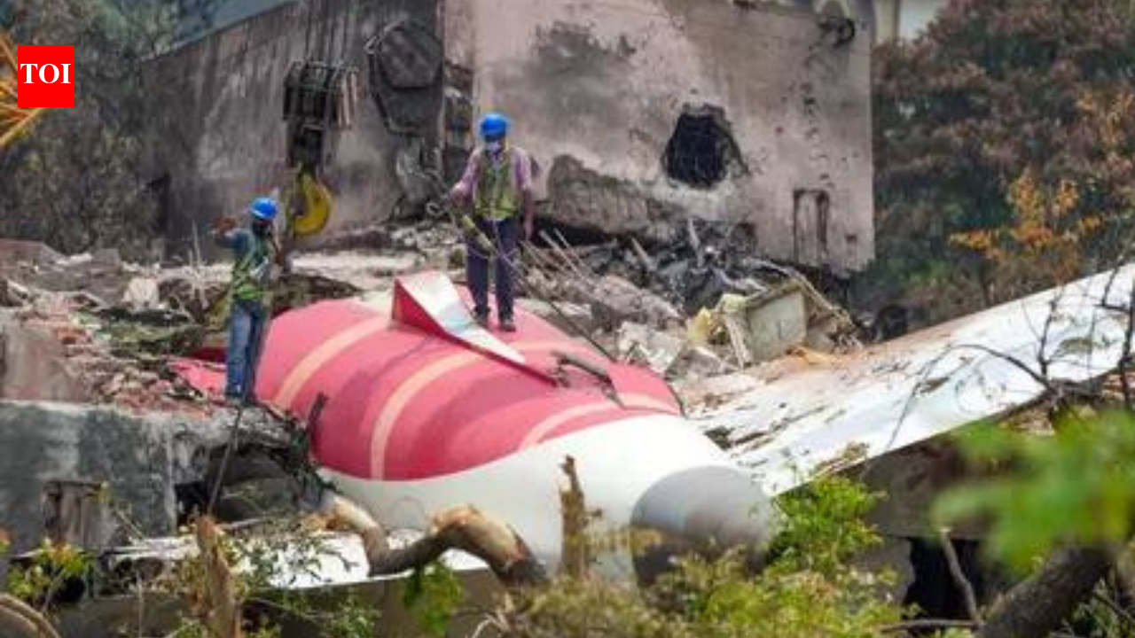 ‘गलत और अटकलबाजी’: AAIB ने एयर इंडिया 171 दुर्घटना के लिए पायलट को दोषी ठहराने वाली इतालवी रिपोर्ट को खारिज कर दिया | भारत समाचार