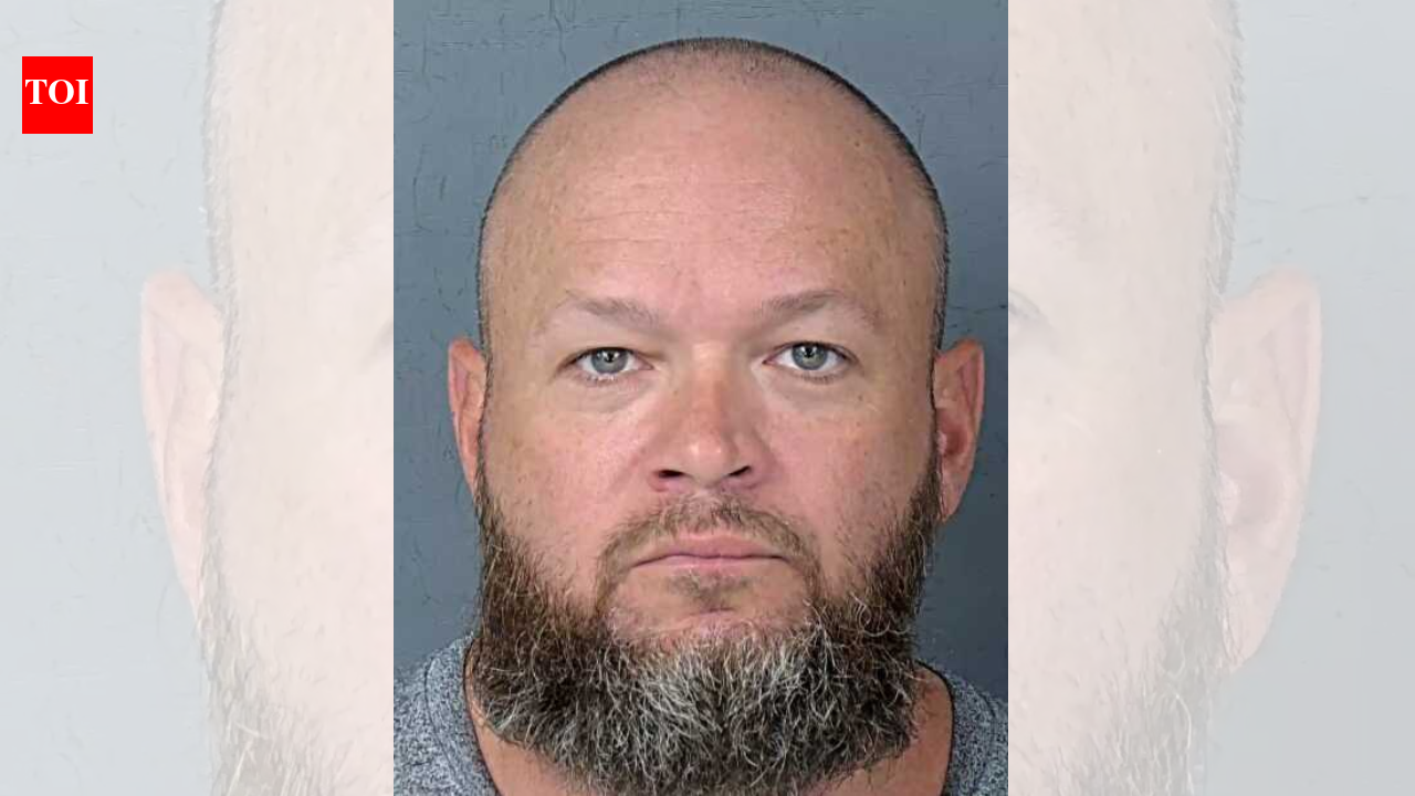 एंड्रयू पॉल जॉनसन कौन हैं? 6 जनवरी को बाल यौन शोषण के दोषी पाए गए दंगाई को ट्रंप ने माफ़ कर दिया