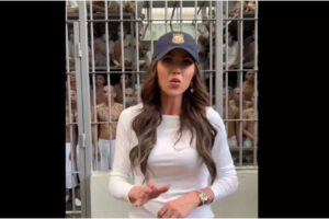 विस्फोटक रिपोर्ट में दावा किया गया है कि ट्रम्प नोएम और लेवांडोव्स्की के रिश्ते से ‘असहज’ हैं; कंबल गायब होने पर डीएचएस प्रमुख ने तटरक्षक पायलट को बर्खास्त कर दिया