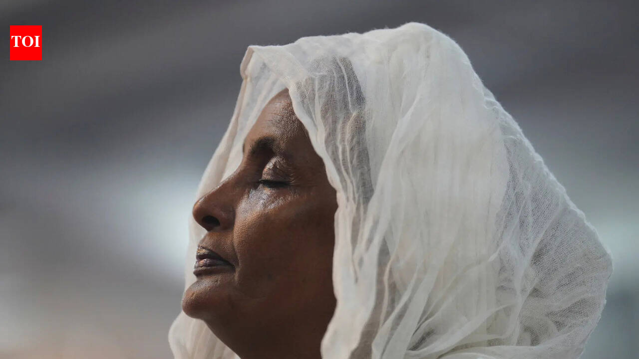 धार्मिक विविधता में सिंगापुर अग्रणी; विश्व रुझान बताते हैं कि ईसाई सबसे अधिक संख्या में हैं, मुसलमान सबसे तेजी से बढ़ रहे हैं और हिंदू लगभग 15% हैं