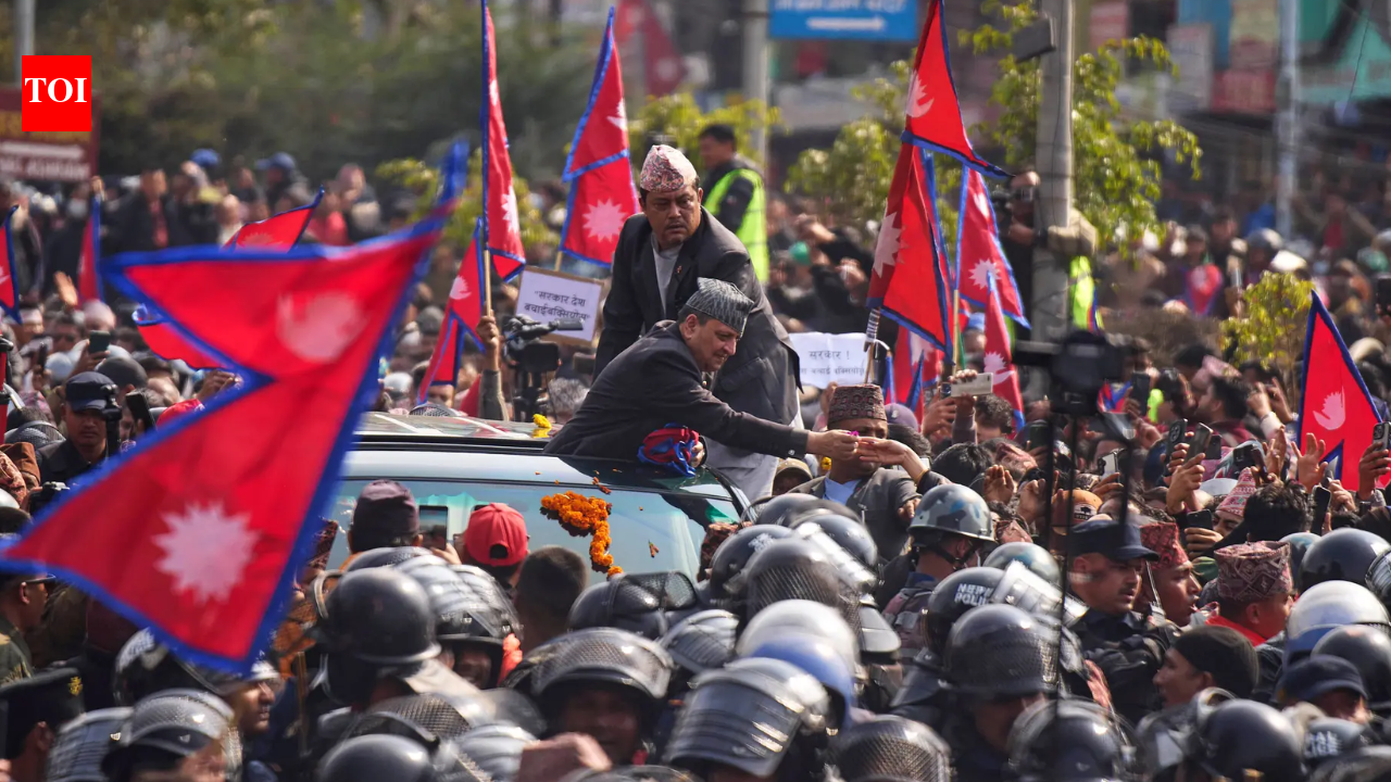 ‘राजा को वापस लाओ’: नेपाल राजशाही की वापसी का आह्वान क्यों करता है?