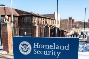 यूएस होमलैंड सिक्योरिटी आंशिक रूप से बंद हो गई क्योंकि डेमोक्रेट और रिपब्लिकन फंडिंग पर सहमत होने में विफल रहे; आईसीई चालू है