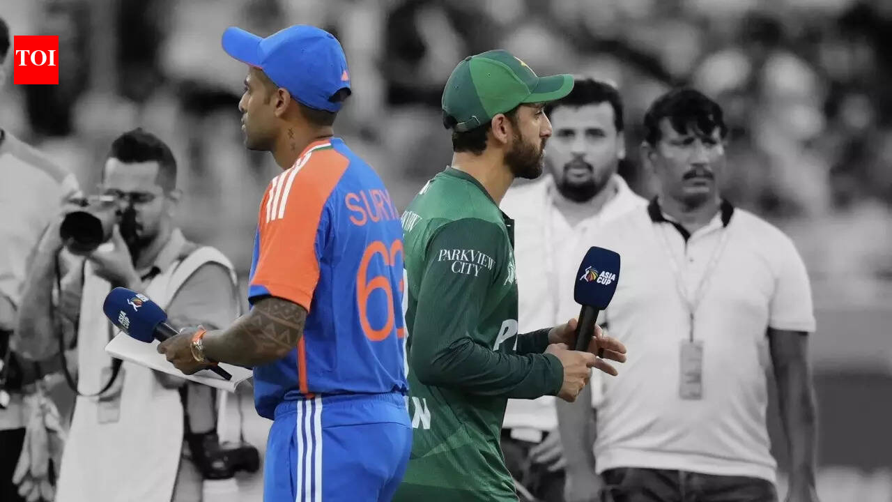 ‘अच्छा खाओ और सो जाओ’: सूर्यकुमार यादव और सलमान अली आगा ने हाथ मिलाने से पहले ‘वेटिंग’ गेम खेला | क्रिकेट समाचार