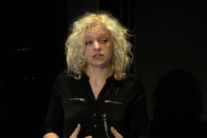 एलोन मस्क ने सार्वजनिक पोस्ट की एक श्रृंखला में एंथ्रोपिक के शीर्ष कार्यकारी अमांडा एस्केल को ‘पाखंडी’ कहा; आस्केल ने जवाब देते हुए कहा: यह इस पर निर्भर करता है…