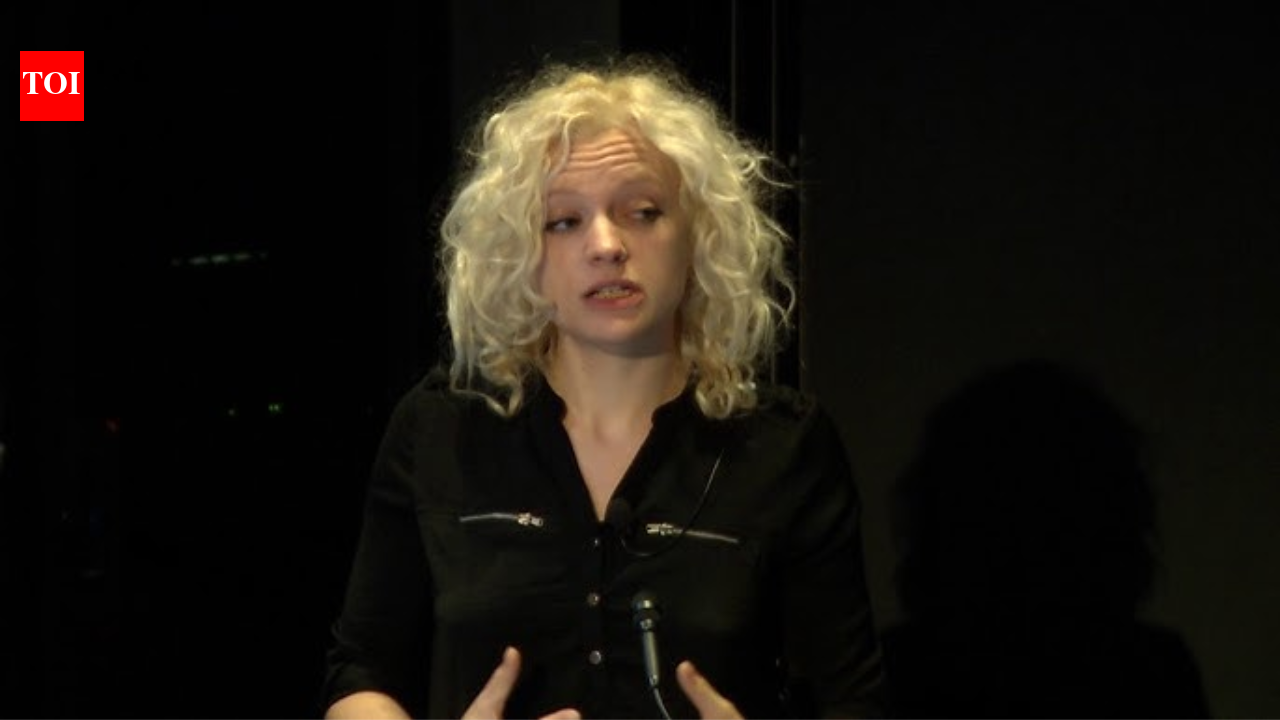 एलोन मस्क ने सार्वजनिक पोस्ट की एक श्रृंखला में एंथ्रोपिक के शीर्ष कार्यकारी अमांडा एस्केल को ‘पाखंडी’ कहा; आस्केल ने जवाब देते हुए कहा: यह इस पर निर्भर करता है…