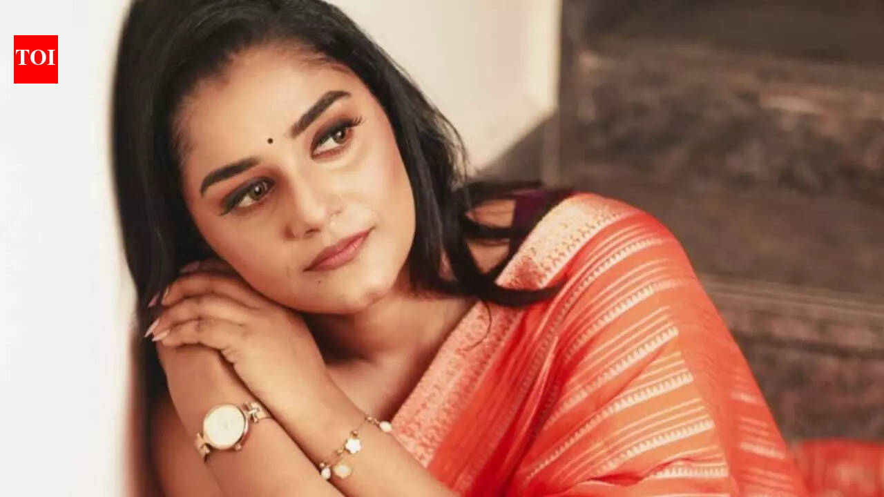 कन्ना अभिनेत्री टोनिशा कपिलेश्वरपु काथु वाकुला रेंधु कधल के कलाकारों में शामिल हो गईं