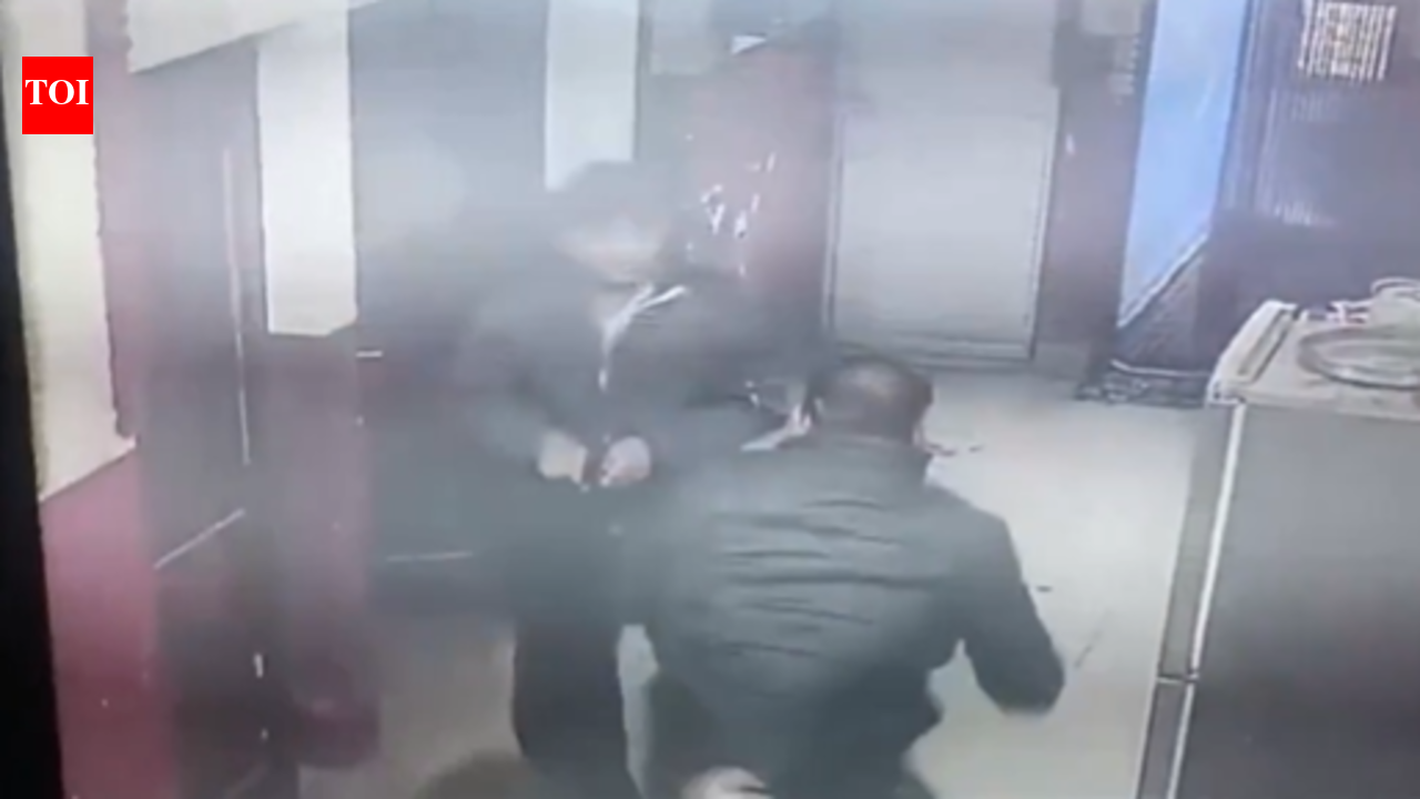 जम्मू-कश्मीर के आरएस पुरा में एक किशोर केंद्र से दो पाकिस्तानियों सहित तीन कैदी भाग गए – देखें | भारत समाचार