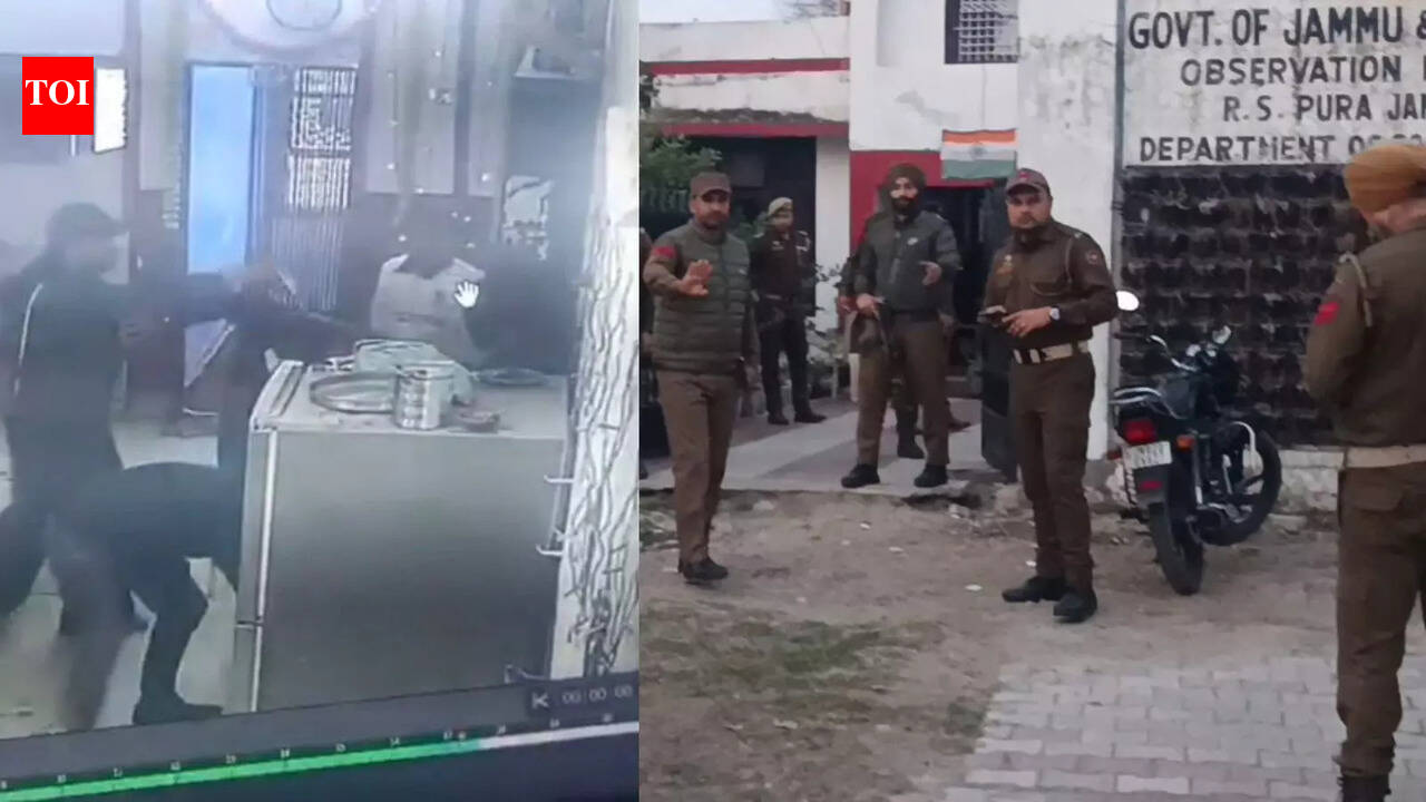 दो पुलिसकर्मियों को घायल करने के बाद जम्मू किशोर केंद्र से तीन पाकिस्तानी कैदियों में से दो कैदी भाग गए | भारत समाचार