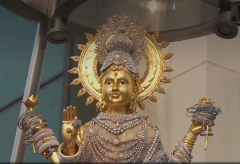 बैंकॉक का लक्ष्मी मंदिर वायरल: भक्त तस्वीरें दिखाते हैं और प्यार के लिए गुलाबी उपहार देते हैं |