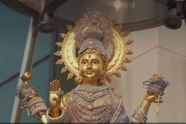 बैंकॉक का लक्ष्मी मंदिर वायरल: भक्त तस्वीरें दिखाते हैं और प्यार के लिए गुलाबी उपहार देते हैं |