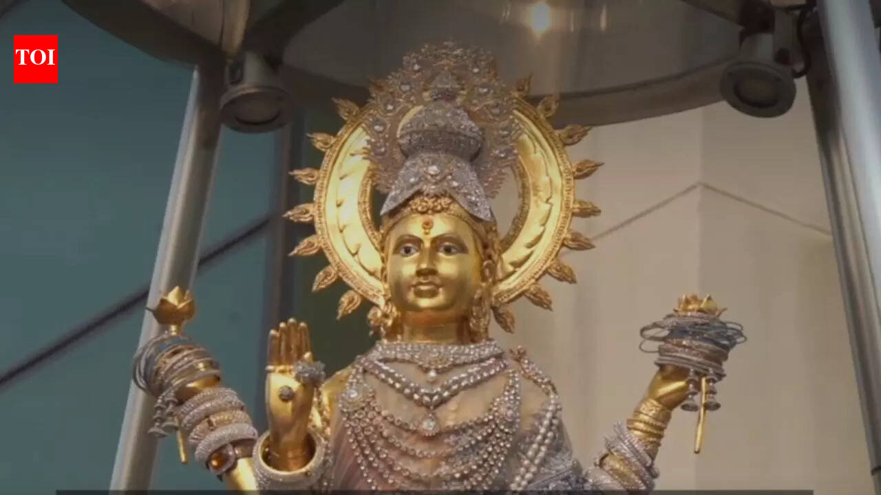 बैंकॉक का लक्ष्मी मंदिर वायरल: भक्त तस्वीरें दिखाते हैं और प्यार के लिए गुलाबी उपहार देते हैं |