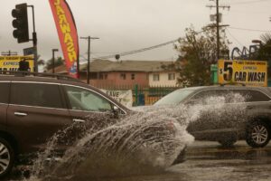 लॉस एंजिल्स में आकस्मिक बाढ़ की चेतावनी: निवासियों को आगामी तूफानों के बारे में क्या जानने की आवश्यकता है