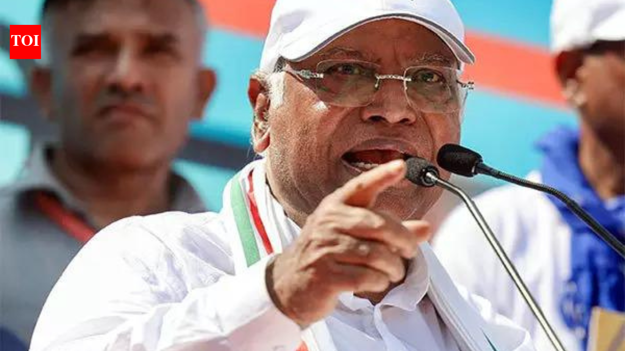 ‘पीआर-भूखी सरकार’: एआई इम्पैक्ट समिट में ‘पूर्ण अराजकता’, भोजन, पानी की कमी पर कांग्रेस ने केंद्र की आलोचना की; वैष्णव ने जवाब दिया | भारत समाचार