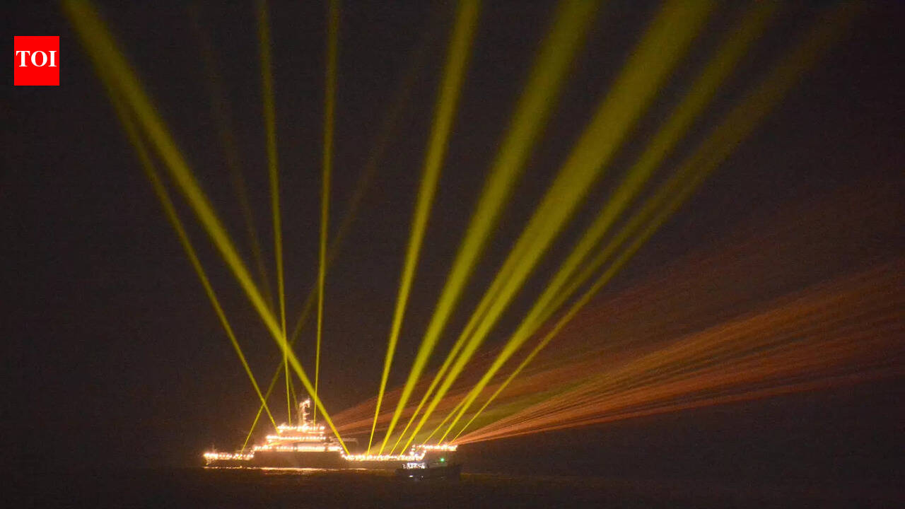 भारत ‘वसुधैव कुटुंबकम’ की भावना से निर्देशित है: अंतर्राष्ट्रीय बेड़े समीक्षा पर राष्ट्रपति मुर्मू | भारत समाचार