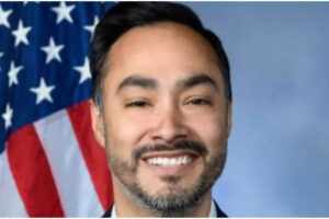 ब्रोंकाइटिस से पीड़ित दो महीने के बच्चे को तीन सप्ताह तक आईसीई हिरासत में रखने के बाद निर्वासित किया गया: टेक्सास प्रतिनिधि कास्त्रो