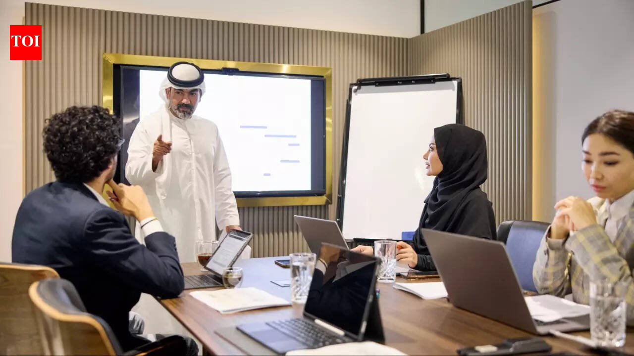 संयुक्त अरब अमीरात में रमज़ान 2026 ओवरटाइम कार्य नियमों की व्याख्या: सामान्य प्रति घंटा वेतन से 25% अधिक कमाएं, रात की पाली के लिए अतिरिक्त 50%